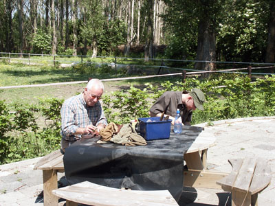 Vrijwilligers met het conserveren van museummaterialen